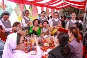 Tiệc mừng tại khuôn viên cộng đoàn